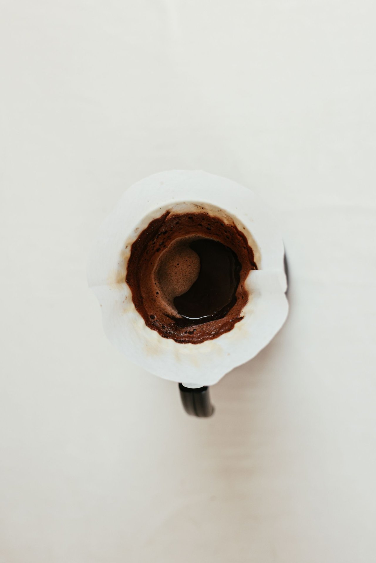 Ảnh bìa: pha pour over qua giấy lọc. Ảnh của Cup of Couple trên Pexels, mã ảnh 7658088, giấy phép Free đã kiểm chứng trên trang ảnh.
